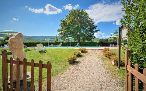 Bazzani Apartments In Siena: Sky, Himmel, Plante, Natur, Naturlige Landskab, Hegn, Træ, Land Lot, Træ, Græs