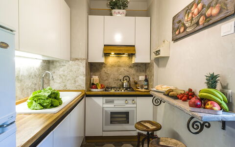 Michelangelo Cortona Apartment: Countertop, Værelse, Ejendom, Indretning, Møbel, Køkken, Loft, Grøn, Etage, Bygning