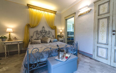 Michelangelo Cortona Apartment: Værelse, Soveværelse, Ejendom, Møbel, Seng, Indretning, Bygning, Ejendom, Hus, Estate