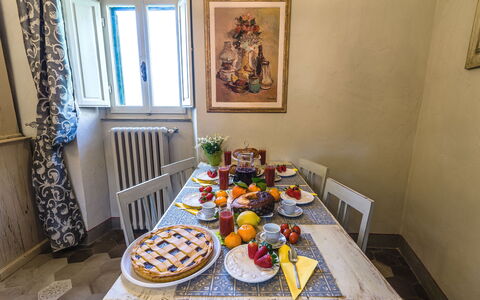 Michelangelo Cortona Apartment: Værelse, Ejendom, Gul, Indretning, Hus, Brunch, Morgenmad, Møbel, Måltid, Bord