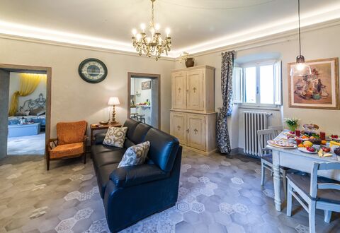 Michelangelo Cortona Apartment: Værelse, Ejendom, Stue, Møbel, Indretning, Ejendom, Bygning, Blå, Gul, Hjem