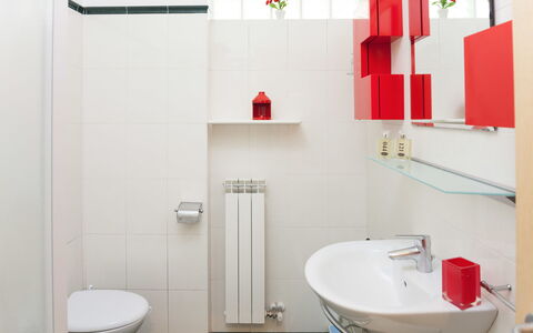 Apartment Zero - Diano Marina: Badeværelse, Værelse, Ejendom, Rød, Sanitærarmatur, Toilet, Tap, Indretning, Badeværelse Tilbehør, Væg