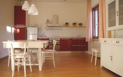 Casa Verbena: Værelse, Møbel, Ejendom, Etage, Trægulve, Indretning, Bygning, Køkken, Hårdttræ, Cabinetry