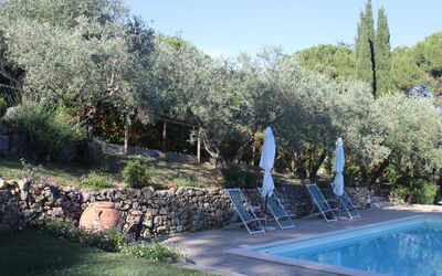 Gli Appartamenti Di Manuela: Svømmepøl, Skygge, Udvej, Backyard, Hacienda, Landscaping, Eco Hotel, Villa, Udendørs Møbler, Stuehus