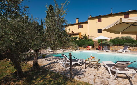 Pozzo Dei Desideri: Vand, Plante, Bygning, Møbel, Himmel, Svømmepøl, Stol, Skygge, Udendørs Møbler, Liggestol