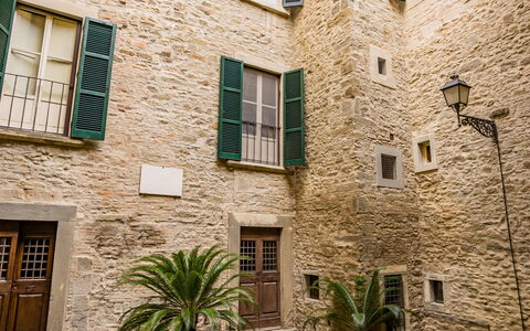 Appartamento La Corte: Vindue, Plante, Bygning, Kvarter, Mursten, Gulvbelægning, Dør, Urban Design, Facade
