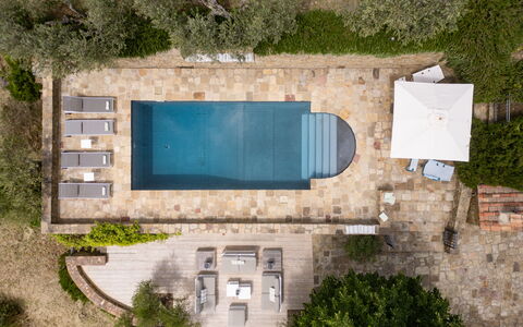 Tenuta Pomona: Svømmepøl, Udendørs Møbler, Kompositmateriale, Udvej, Flise, Stol, Skygge, Water Feature, Liggestol, Design