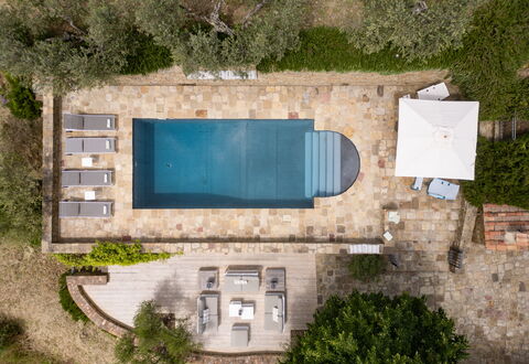 Tenuta Pomona: Svømmepøl, Udendørs Møbler, Kompositmateriale, Udvej, Flise, Stol, Skygge, Water Feature, Liggestol, Design