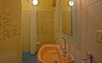 Giardino: Badeværelse, Værelse, Ejendom, Flise, Sanitærarmatur, Arkitektur, Indretning, Etage, Bidet, Toilet
