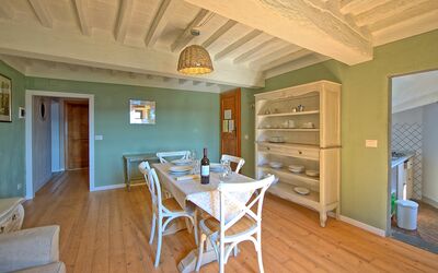 Bellavista: Møbel, Bord, Træ, Indretning, Gulvbelægning, Arkitektur, Køkken, Stue, Bejdse, Etage