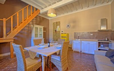 Montegufoni 28: Bord, Møbel, Cabinetry, Ejendom, Countertop, Stol, Køkken, Træ, Indretning, Couch