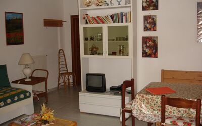 Gabriele: Værelse, Møbel, Indretning, Ejendom, Stue, Hus, Bygning, Etage, Bord, Hylde