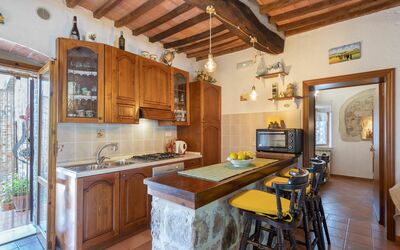 Giulia: Ejendom, Værelse, Bygning, Møbel, Countertop, Køkken, Bjælke, Loft, Indretning, Ejendom