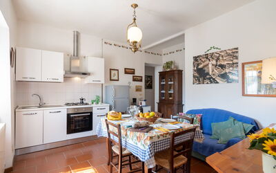 Sandra: Værelse, Ejendom, Møbel, Indretning, Bygning, Køkken, Etage, Loft, Ejendom, Hus