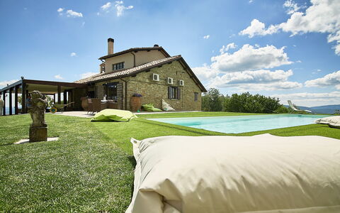 Villa Umbra: Ejendom, Hus, Himmel, Hjem, Naturlige Landskab, Græs, Bygning, Ejendom, Sommerhus, Stuehus