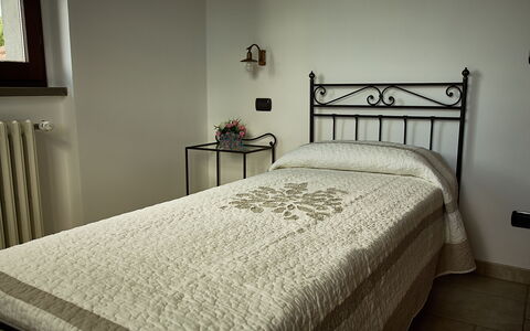 Villa Umbra: Soveværelse, Seng, Møbel, Sengetøj, Værelse, Sengetøj, Ejendom, Madras, Bed Frame, Etage