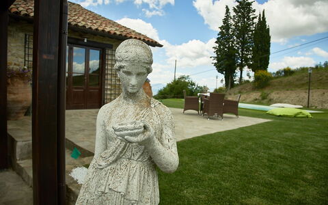 Villa Umbra: Statue, Skulptur, Græs, Himmel, Sten Udskæring, Have, Kunst, Monument, Træ, Hus