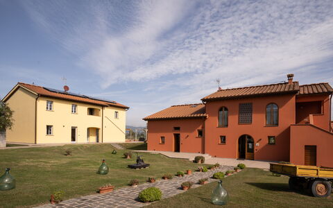 Incanto Toscano: Sky, Plante, Himmel, Vindue, Bygning, Hus, Træ, Land Lot, Græs, Sommerhus