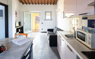 Farfalle: Cabinetry, Countertop, Køkken, Bord, Komfur, Indretning, Træ, Arkitektur, Husholdningsapparat, Etage