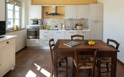 Giuggiola: Cabinetry, Countertop, Ejendom, Møbel, Bord, Køkken Apparat, Træ, Komfur, Indretning, Køkken