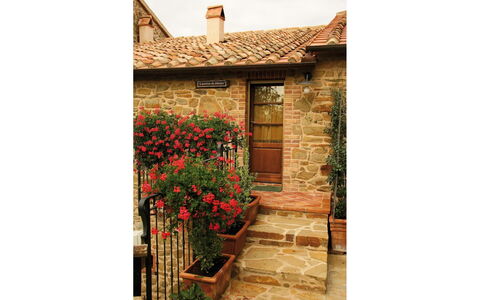 Agriturismo le Calle: Blomst, Plante, Bygning, Vindue, Træ, Rektangel, Blomsterkrukke, Kronblad, Mursten, Toner Og Skygger