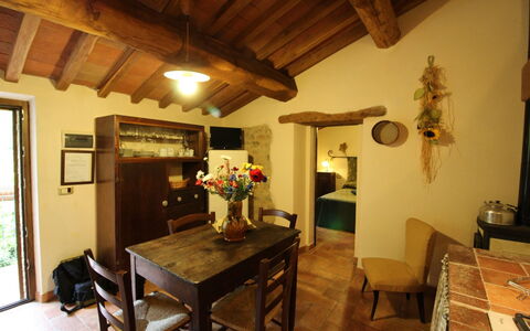 Agriturismo le Calle: Værelse, Ejendom, Bygning, Møbel, Hus, Indretning, Loft, Spisestue, Bord, Etage