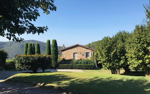Compignano Barn: Ejendom, Hjem, Hus, Estate, Træ, Naturlige Landskab, Ejendom, Himmel, Land Lot, Lawn