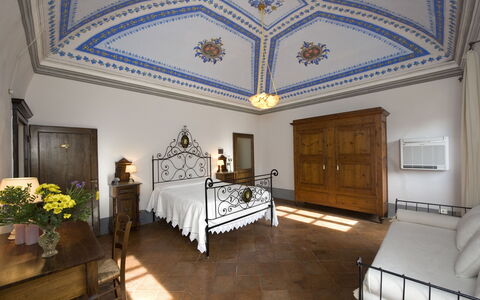 Villa Dorella Di Montaperti: Værelse, Ejendom, Bygning, Møbel, Indretning, Loft, Soveværelse, Hus, Ejendom, Etage