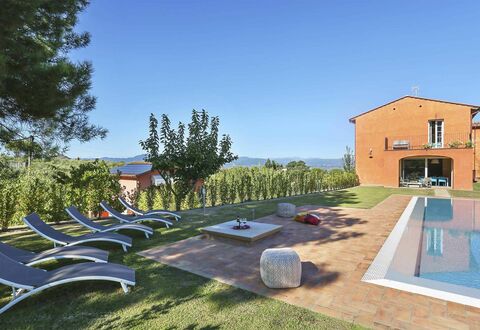 Uva: Ejendom, Boligområde, Hus, Bygning, Ejendom, Arkitektur, Hjem, Estate, Svømmepøl, Urban Design