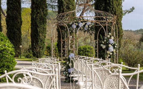 Antico Borgo San Lorenzo - Weddings And Events: Plante, Himmel, Blad, Træ, Træ, Vedplante, Græs, Offentlige Rum, Busk, Evergreen