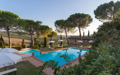 Fattoria Della Pesa: Vand, Plante, Himmel, Ejendom, Bygning, Svømmepøl, Træ, Skygge, Arecales, Vegetationen