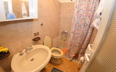Casa Irene: Badeværelse, Ejendom, Værelse, Toiletbræt, Indretning, Toilet, Flise, Etage, Badeværelsesvask, Sanitærarmatur