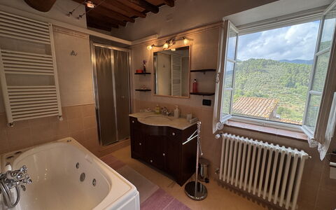 Casa Max: Spejl, Badekar, Ejendom, Sanitærarmatur, Vindue, Plante, Badeværelse, Tap, Bygning, Indretning