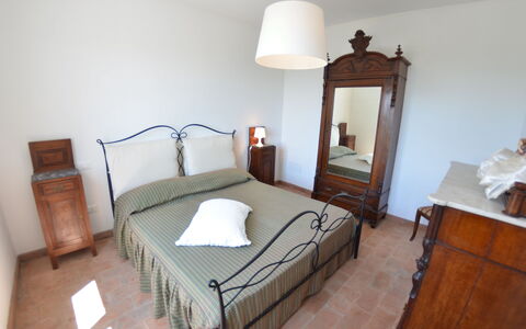 Podere San Martino: Soveværelse, Møbel, Værelse, Seng, Ejendom, Bed Frame, Sengetøj, Indretning, Sengetøj, Etage