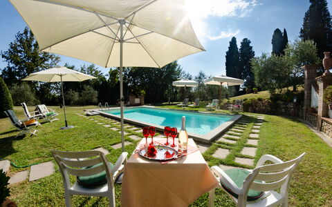 Villa Il Borghetto: Ejendom, Ejendom, Hus, Svømmepøl, Bygning, Bord, Estate, Hjem, Paraply, Backyard