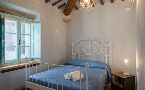 Villa Mezzavia: Soveværelse, Seng, Værelse, Møbel, Ejendom, Bed Frame, Loft, Sengetøj, Etage, Væg