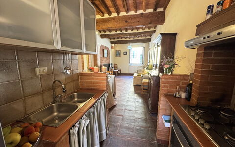 Casina Bella Di Lucca: Møbel, Gulvbelægning, Køkken, Indretning, Countertop, Træ, Større Bandage, Køkken Apparat, Etage, Loft