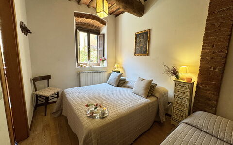 Casina Bella Di Lucca: Væg, Soveværelse, Træ, Møbel, Seng, Sengetøj, Sengetøj, Indretning, Gulvbelægning, Værelse