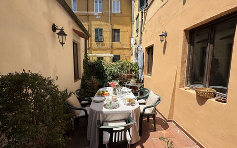 Casina Bella Di Lucca: Møbel, Dør, Blomsterkrukke, Stueplante, Stol, Udendørs Bord, Udendørs Møbler, Altan, Køkken & Spisebord, Gårdsplads