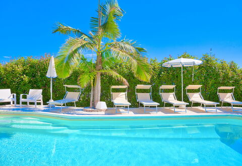 Villa Emanuele - Costarainera: Svømmepøl, Udvej, Majorelle Blue, Ejendom, Ferie, Ferieby, Fritid, Træ, Palme Træ, Sommer