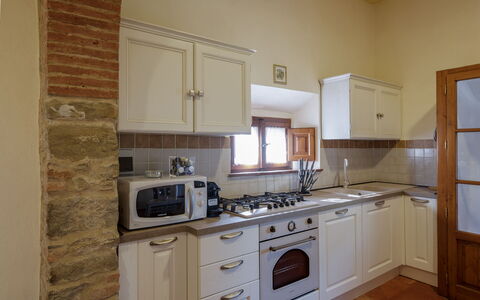 Villa i Cocciai: Værelse, Ejendom, Køkken, Cabinetry, Møbel, Countertop, Bygning, Hus, Etage, Større Bandage