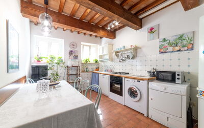 Amaca: Møbel, Cabinetry, Bord, Countertop, Køkken Apparat, Komfur, Træ, Indretning, Køkken, Gulvbelægning