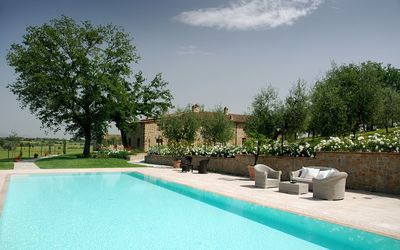 Agriturismo i Grandi di Toscana: Vand, Himmel, Plante, Sky, Svømmepøl, Natur, Azure, Træ, Skygge, Rektangel