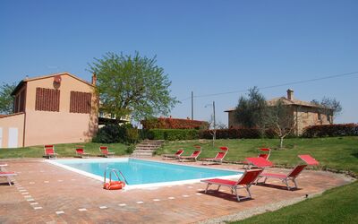 Agriturismo Vallone a Cabbiavoli: Himmel, Vand, Ejendom, Plante, Svømmepøl, Træ, Bygning, Skygge, Udendørs Møbler, Stol