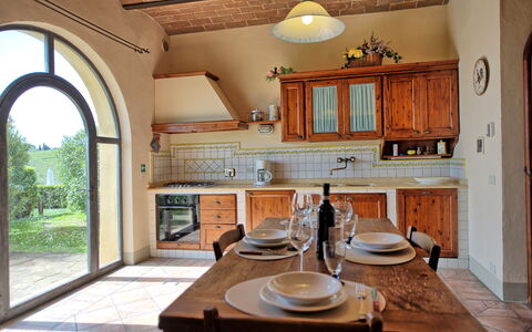 I Glicini: Ejendom, Møbel, Cabinetry, Countertop, Bordservice, Træ, Indretning, Køkken, Bord, Belysning