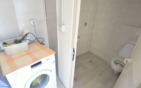 Villa Orchidea: Ejendom, Værelse, Vaskerum, Badeværelse, Tørretumbler, Flise, Vaskemaskine, Større Bandage, Toilet, Toiletbræt