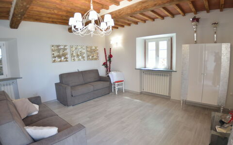 Villa Orchidea: Ejendom, Værelse, Etage, Bygning, Loft, Indretning, Stue, Hus, Møbel, Trægulve