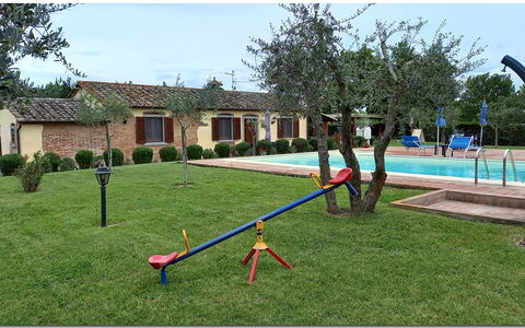 Villetta Di Cortona: Plante, Himmel, Træ, Bygning, Vand, Land Lot, Vindue, Græs, Fritid, Fritid