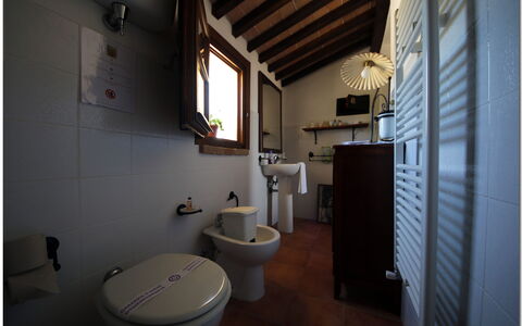 Villetta Di Cortona: Værelse, Ejendom, Badeværelse, Toilet, Sanitærarmatur, Arkitektur, Indretning, Hus, Bygning, Bidet