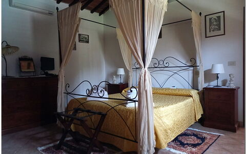 Villetta Di Cortona: Bygning, Ejendom, Komfort, Bed Frame, Træ, Hus, Lampe, Indretning, Etage, Skygge